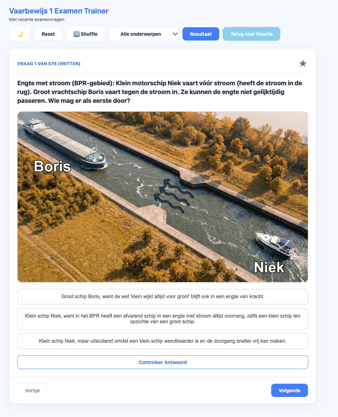 Screenshot van de echte Klein Vaarbewijs 1 examentrainer met een vraag, afbeelding en antwoordmogelijkheden